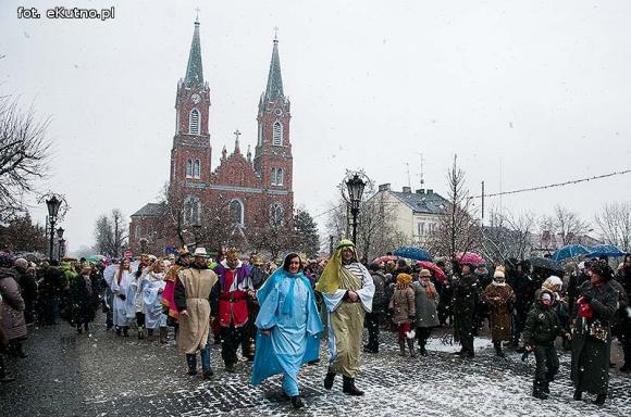 Pójdźmy wszyscy do stajenki... Manifestacja wiary w śnieżnej scenerii