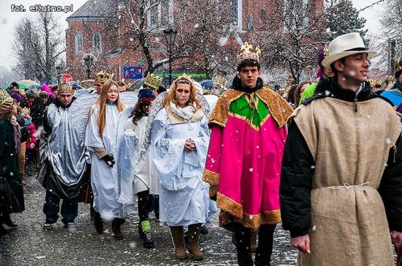 Pójdźmy wszyscy do stajenki... Manifestacja wiary w śnieżnej scenerii