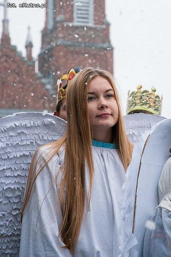 Pójdźmy wszyscy do stajenki... Manifestacja wiary w śnieżnej scenerii