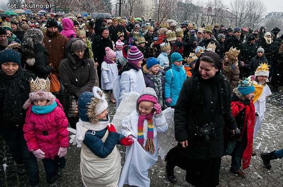 Pójdźmy wszyscy do stajenki... Manifestacja wiary w śnieżnej scenerii