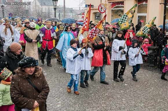 Pójdźmy wszyscy do stajenki... Manifestacja wiary w śnieżnej scenerii