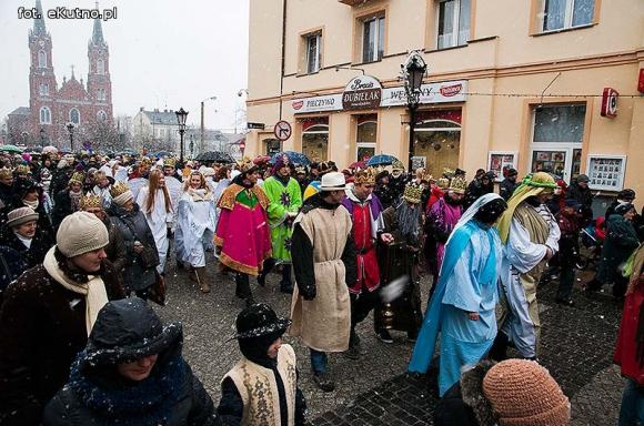 Pójdźmy wszyscy do stajenki... Manifestacja wiary w śnieżnej scenerii