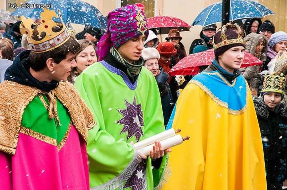 Pójdźmy wszyscy do stajenki... Manifestacja wiary w śnieżnej scenerii