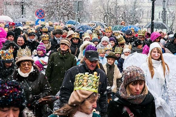 Pójdźmy wszyscy do stajenki... Manifestacja wiary w śnieżnej scenerii