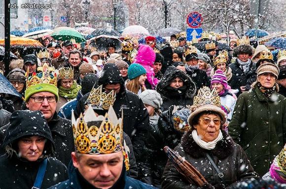 Pójdźmy wszyscy do stajenki... Manifestacja wiary w śnieżnej scenerii