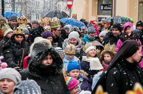 Pójdźmy wszyscy do stajenki... Manifestacja wiary w śnieżnej scenerii