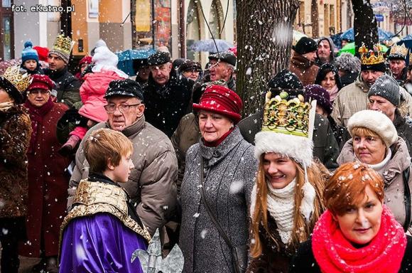 Pójdźmy wszyscy do stajenki... Manifestacja wiary w śnieżnej scenerii