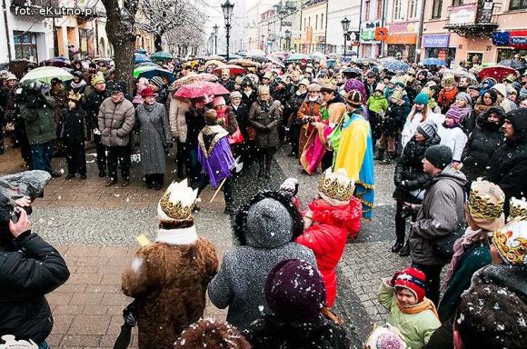 Pójdźmy wszyscy do stajenki... Manifestacja wiary w śnieżnej scenerii