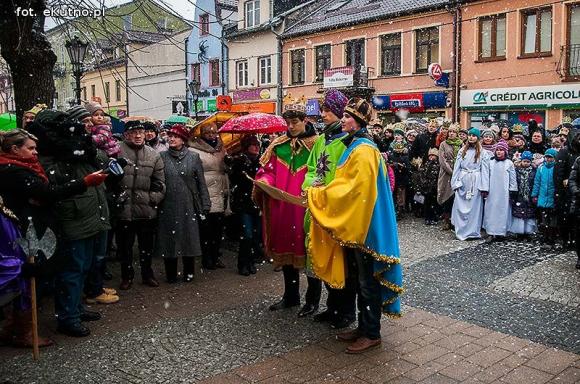 Pójdźmy wszyscy do stajenki... Manifestacja wiary w śnieżnej scenerii