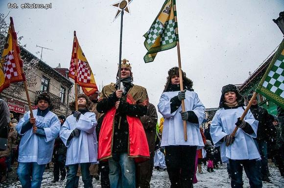 Pójdźmy wszyscy do stajenki... Manifestacja wiary w śnieżnej scenerii