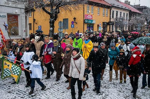 Pójdźmy wszyscy do stajenki... Manifestacja wiary w śnieżnej scenerii