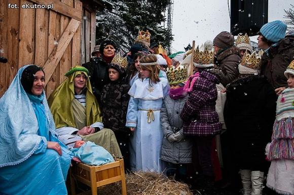 Pójdźmy wszyscy do stajenki... Manifestacja wiary w śnieżnej scenerii