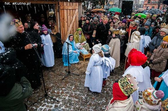 Pójdźmy wszyscy do stajenki... Manifestacja wiary w śnieżnej scenerii