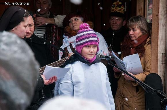 Pójdźmy wszyscy do stajenki... Manifestacja wiary w śnieżnej scenerii