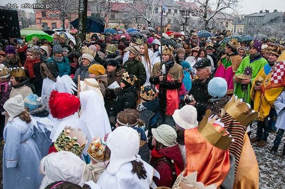 Pójdźmy wszyscy do stajenki... Manifestacja wiary w śnieżnej scenerii