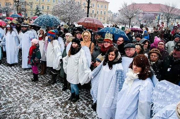 Pójdźmy wszyscy do stajenki... Manifestacja wiary w śnieżnej scenerii