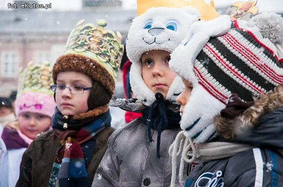 Pójdźmy wszyscy do stajenki... Manifestacja wiary w śnieżnej scenerii