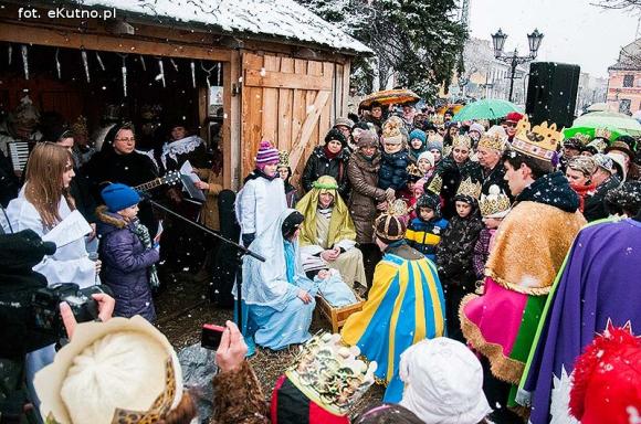 Pójdźmy wszyscy do stajenki... Manifestacja wiary w śnieżnej scenerii