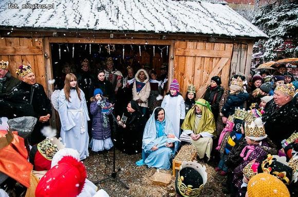 Pójdźmy wszyscy do stajenki... Manifestacja wiary w śnieżnej scenerii