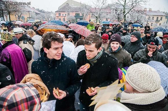 Pójdźmy wszyscy do stajenki... Manifestacja wiary w śnieżnej scenerii