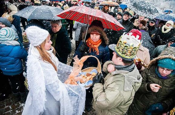 Pójdźmy wszyscy do stajenki... Manifestacja wiary w śnieżnej scenerii