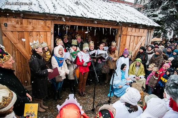 Pójdźmy wszyscy do stajenki... Manifestacja wiary w śnieżnej scenerii
