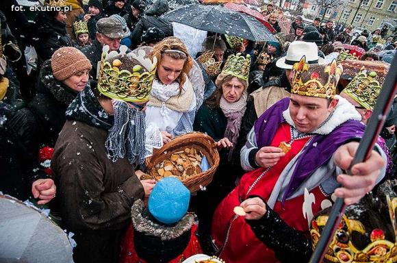 Pójdźmy wszyscy do stajenki... Manifestacja wiary w śnieżnej scenerii