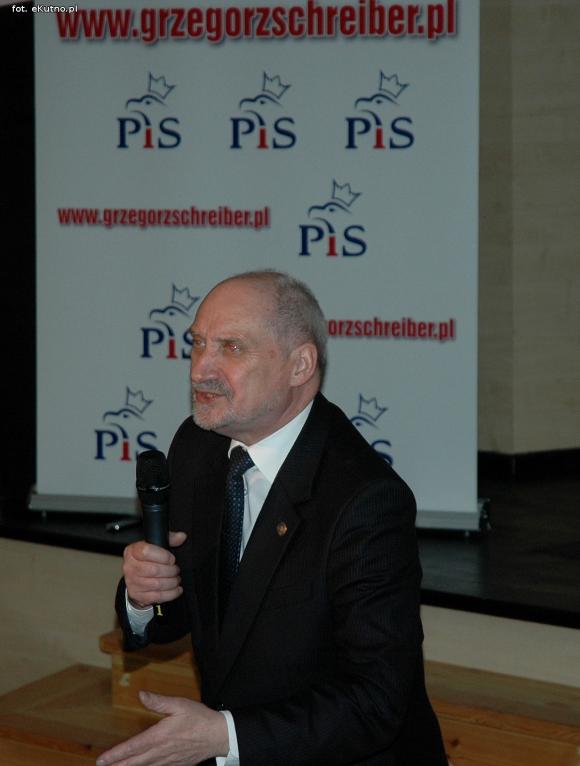 Antoni Macierewicz w Kutnie: Oni świetnie wiedzą, że kłamią. Państwo polskie na kolanach