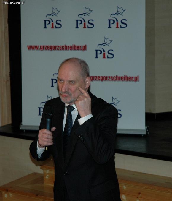 Antoni Macierewicz w Kutnie: Oni świetnie wiedzą, że kłamią. Państwo polskie na kolanach