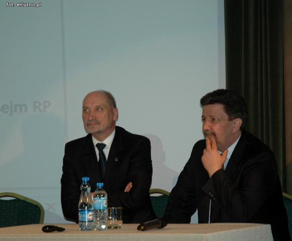 Antoni Macierewicz w Kutnie: Oni świetnie wiedzą, że kłamią. Państwo polskie na kolanach