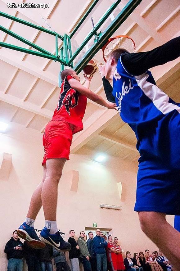 O polityce sportowej w Kutnie. Licealiada kulą u nogi powiatu