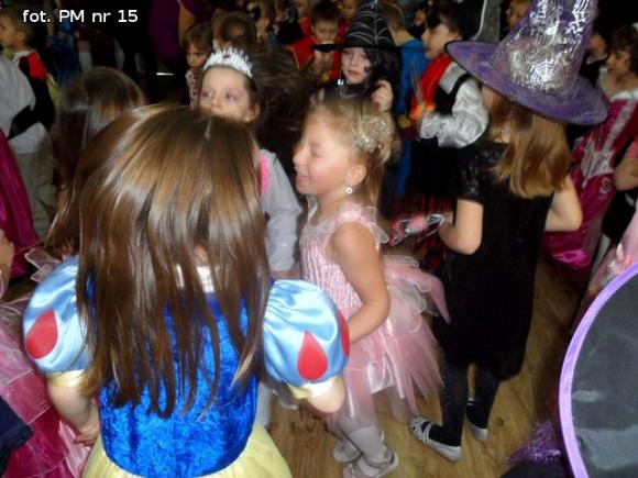 Bal w Bajce. Można zmienić się w królewnę, w królewicza można też, są cyganki, wróżki, żabki, jest i batman, jest i jeż