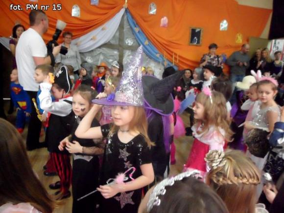 Bal w Bajce. Można zmienić się w królewnę, w królewicza można też, są cyganki, wróżki, żabki, jest i batman, jest i jeż