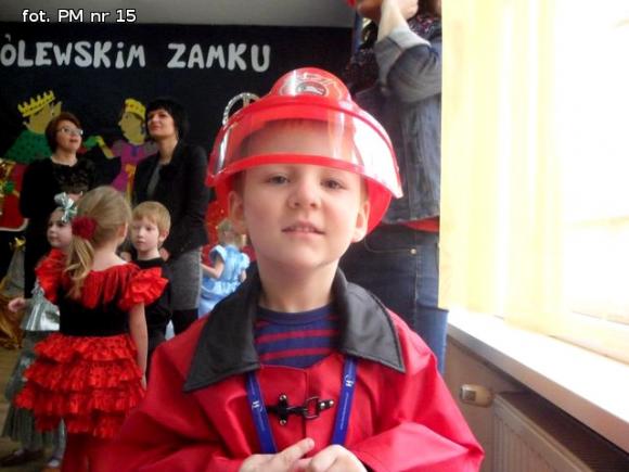 Bal w Bajce. Można zmienić się w królewnę, w królewicza można też, są cyganki, wróżki, żabki, jest i batman, jest i jeż