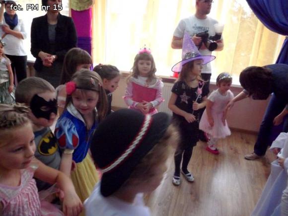 Bal w Bajce. Można zmienić się w królewnę, w królewicza można też, są cyganki, wróżki, żabki, jest i batman, jest i jeż