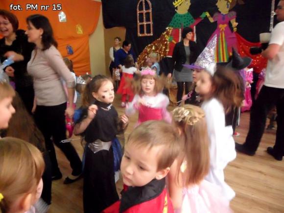 Bal w Bajce. Można zmienić się w królewnę, w królewicza można też, są cyganki, wróżki, żabki, jest i batman, jest i jeż