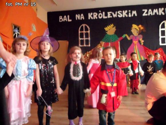 Bal w Bajce. Można zmienić się w królewnę, w królewicza można też, są cyganki, wróżki, żabki, jest i batman, jest i jeż