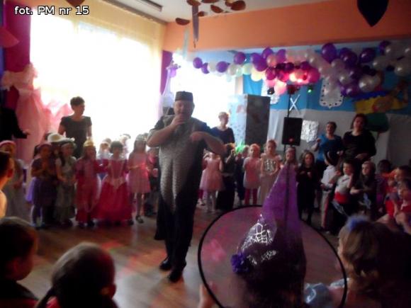 Bal w Bajce. Można zmienić się w królewnę, w królewicza można też, są cyganki, wróżki, żabki, jest i batman, jest i jeż