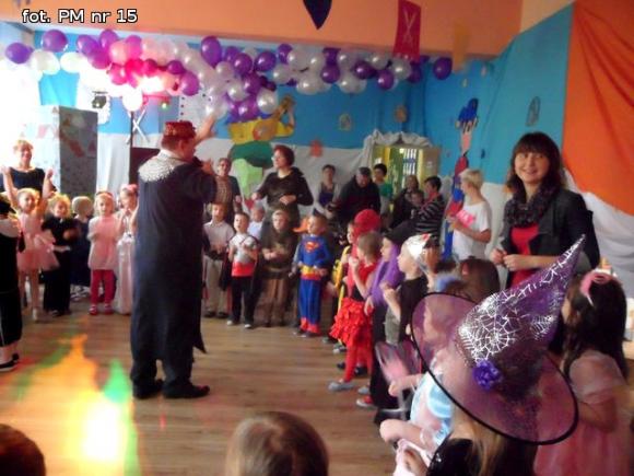 Bal w Bajce. Można zmienić się w królewnę, w królewicza można też, są cyganki, wróżki, żabki, jest i batman, jest i jeż