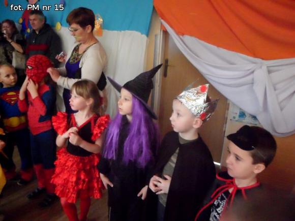 Bal w Bajce. Można zmienić się w królewnę, w królewicza można też, są cyganki, wróżki, żabki, jest i batman, jest i jeż