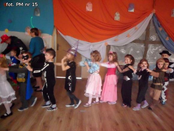 Bal w Bajce. Można zmienić się w królewnę, w królewicza można też, są cyganki, wróżki, żabki, jest i batman, jest i jeż