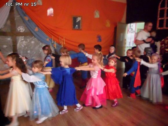 Bal w Bajce. Można zmienić się w królewnę, w królewicza można też, są cyganki, wróżki, żabki, jest i batman, jest i jeż