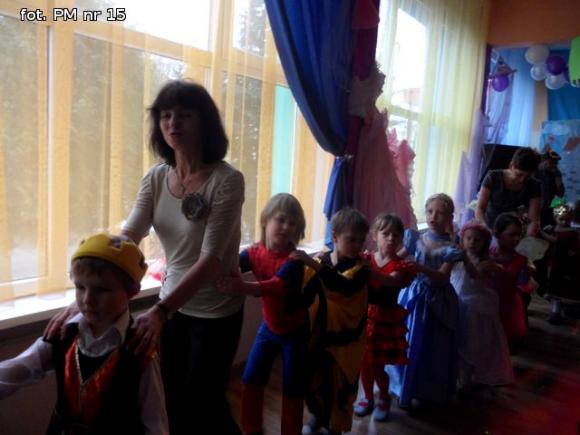 Bal w Bajce. Można zmienić się w królewnę, w królewicza można też, są cyganki, wróżki, żabki, jest i batman, jest i jeż