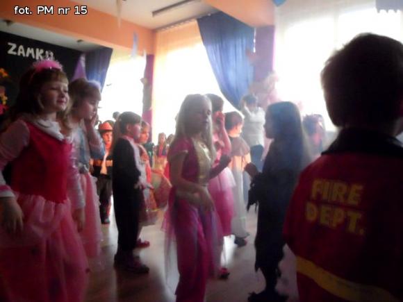 Bal w Bajce. Można zmienić się w królewnę, w królewicza można też, są cyganki, wróżki, żabki, jest i batman, jest i jeż