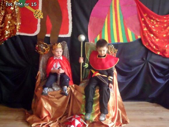 Bal w Bajce. Można zmienić się w królewnę, w królewicza można też, są cyganki, wróżki, żabki, jest i batman, jest i jeż