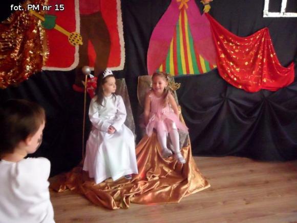 Bal w Bajce. Można zmienić się w królewnę, w królewicza można też, są cyganki, wróżki, żabki, jest i batman, jest i jeż