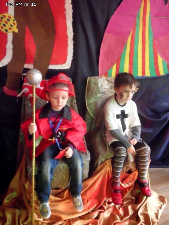 Bal w Bajce. Można zmienić się w królewnę, w królewicza można też, są cyganki, wróżki, żabki, jest i batman, jest i jeż