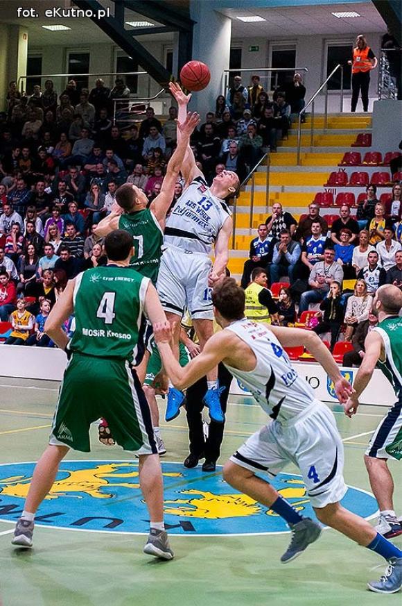 Rzuty za trzy nie wystarczyły. AZS przegrał z MOSiR-em Krosno