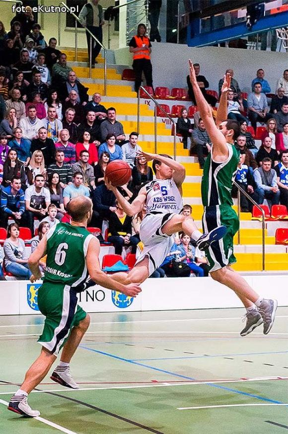 Rzuty za trzy nie wystarczyły. AZS przegrał z MOSiR-em Krosno