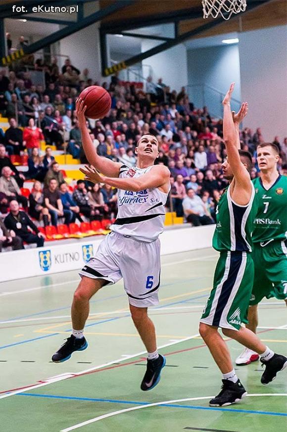 Rzuty za trzy nie wystarczyły. AZS przegrał z MOSiR-em Krosno